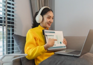 Alumna estudiando con su portátil