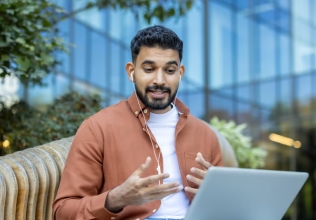 Alumno en una tutoría online