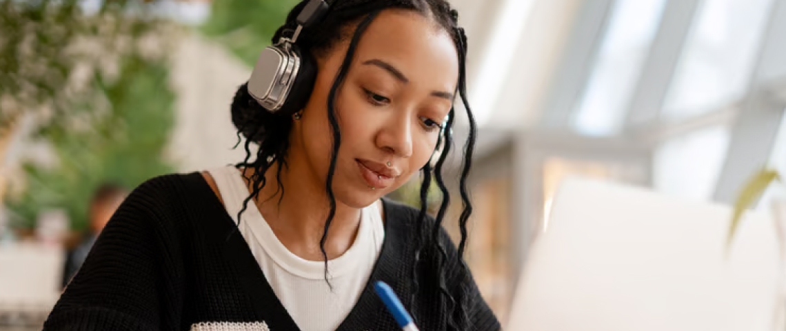 Alumna estudiando con auriculares