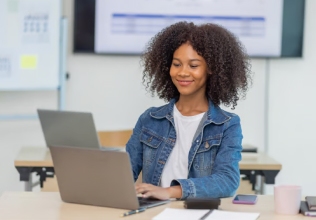 Estudiante en clases de apoyo escolar