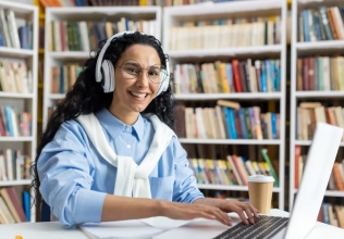 Alumna preparando el examen de inglés Trinity